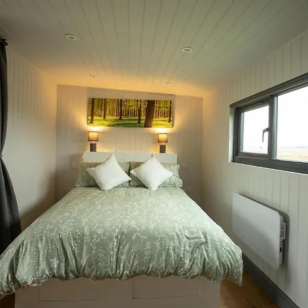 Holly Lodge - Quirky Shepherd'S Hut With Hot Tub - Bespoke Made From A Salvaged Railway Carriage Boston Exterior photo