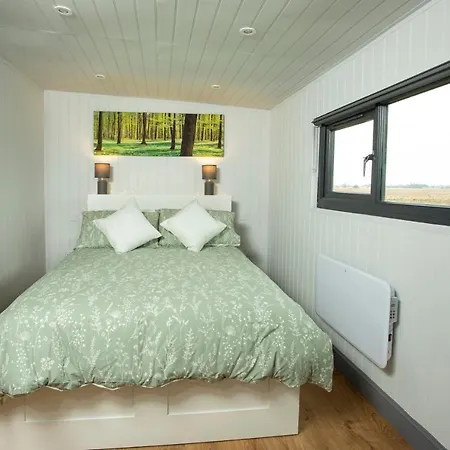 Holly Lodge - Quirky Shepherd'S Hut With Hot Tub - Bespoke Made From A Salvaged Railway Carriage Boston Exterior photo