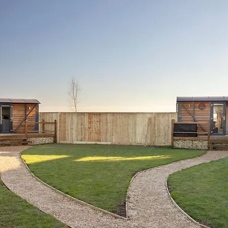 Holly Lodge - Quirky Shepherd'S Hut With Hot Tub - Bespoke Made From A Salvaged Railway Carriage Boston Exterior photo