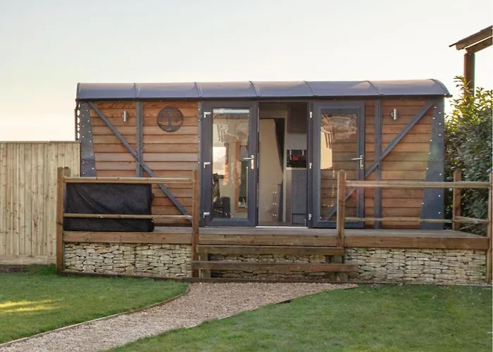 Holly Lodge - Quirky Shepherd\'S Hut With Hot Tub - Bespoke Made From A Salvaged Railway Carriage