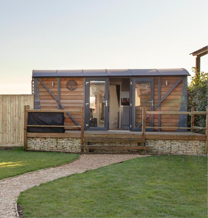 Villa Holly - Quirky Shepherd's Hut With Hot Tub - Bespoke Made From A Salvaged Railway Carriage
