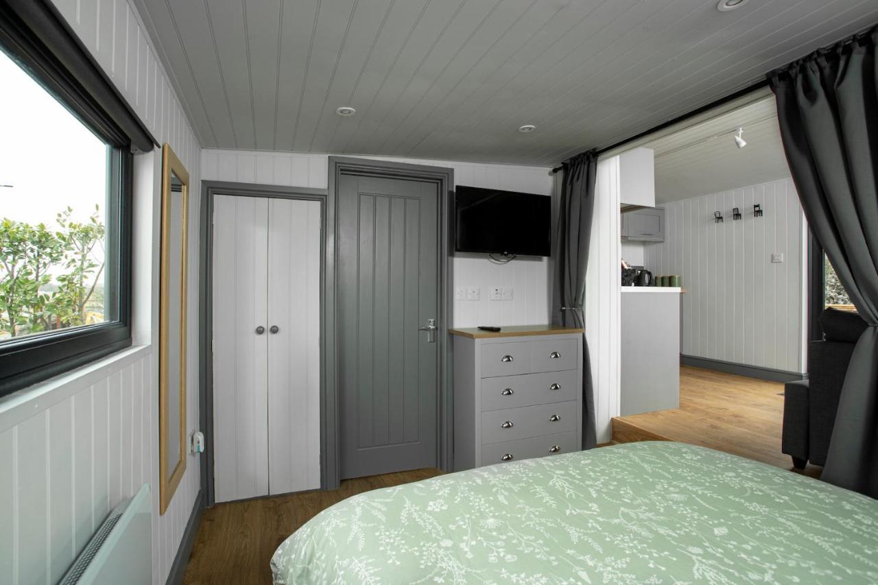 Holly - Quirky Shepherd's Hut With Hot Tub - Bespoke Made From A Salvaged Railway Carriage *