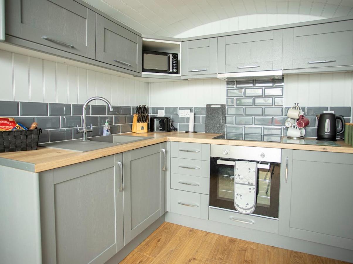 Holly - Quirky Shepherd's Hut With Hot Tub - Bespoke Made From A Salvaged Railway Carriage